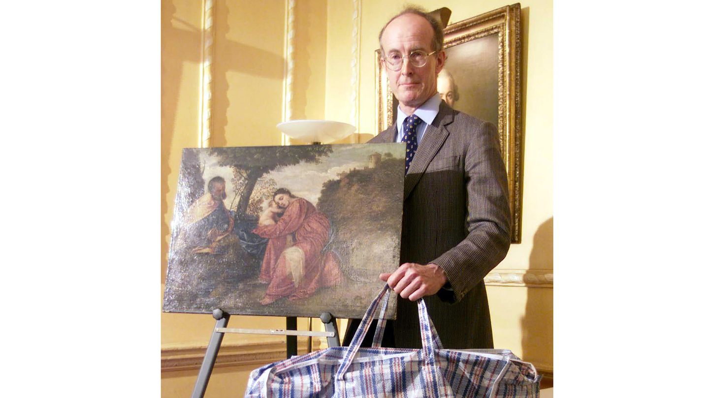 Tim Moore vom Longleat Anwesen steht neben Tizians Gemälde "Ruhe auf der Flucht nach Ägypten" mit einer karierten Plastiktasche
