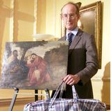 Tim Moore vom Longleat Anwesen steht neben Tizians Gemälde "Ruhe auf der Flucht nach Ägypten" mit einer karierten Plastiktasche