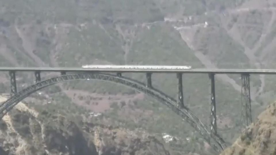 Mit einer Höhe von 359 Metern über dem Chenab stellt das Bauwerk im indischen Ramban einen Rekord auf: Es ist die höchste Eisenbahn-Bogenbrücke der Welt. Nun hat erstmals ein Zug testweise den Fluss überquert.