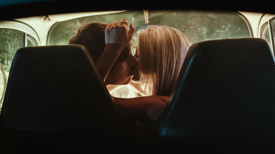 Fremdknutschen: Ein Paar küsst sich in einem Auto