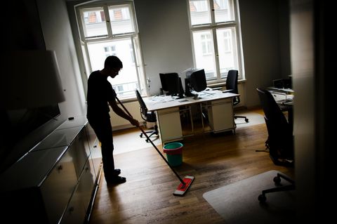 Ein Mann putzt in einem Büro