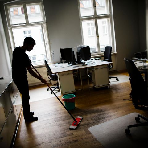 Ein Mann putzt in einem Büro