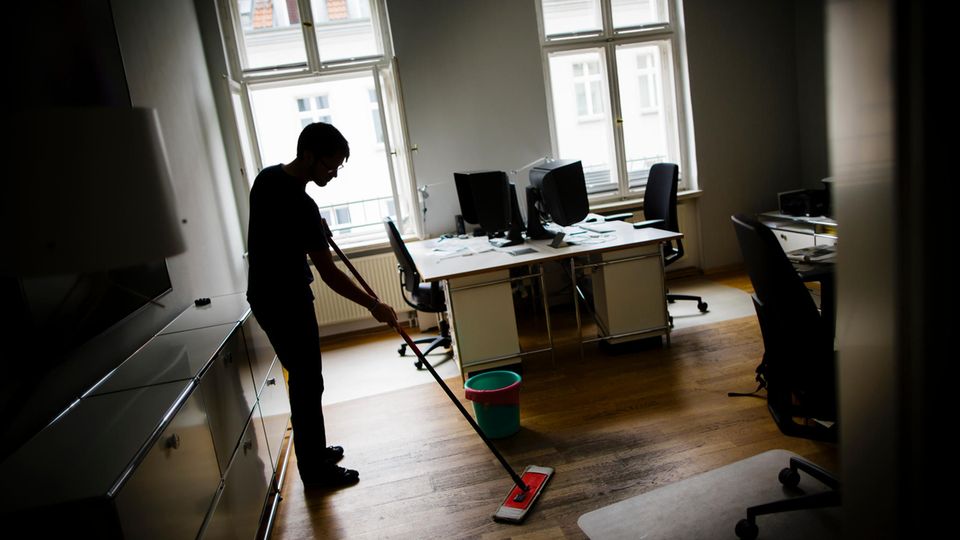 Ein Mann putzt in einem Büro