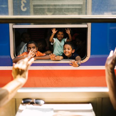 Sri Lanka: Kinder winken aus einem Zugfenster