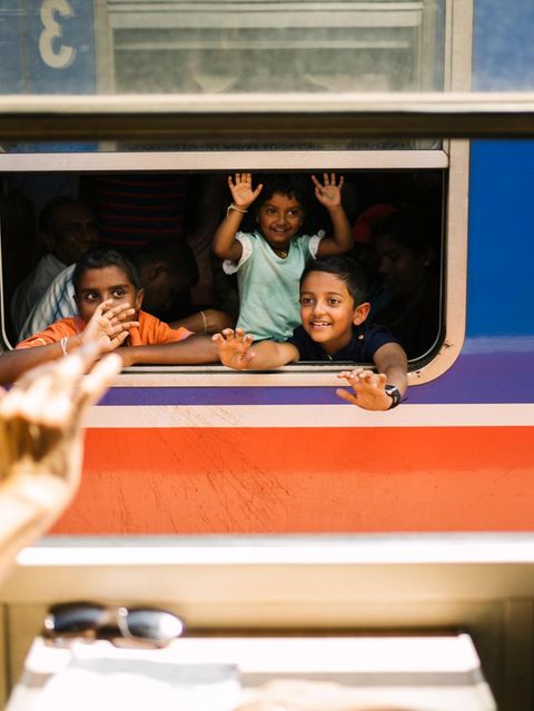 Sri Lanka: Kinder winken aus einem Zugfenster