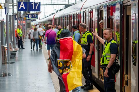 Deutscher Fan am Bahnhof während der EM 2024
