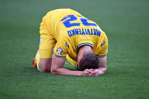 Ukrainischer Spieler Mykola Matvienko kniet enttäuscht