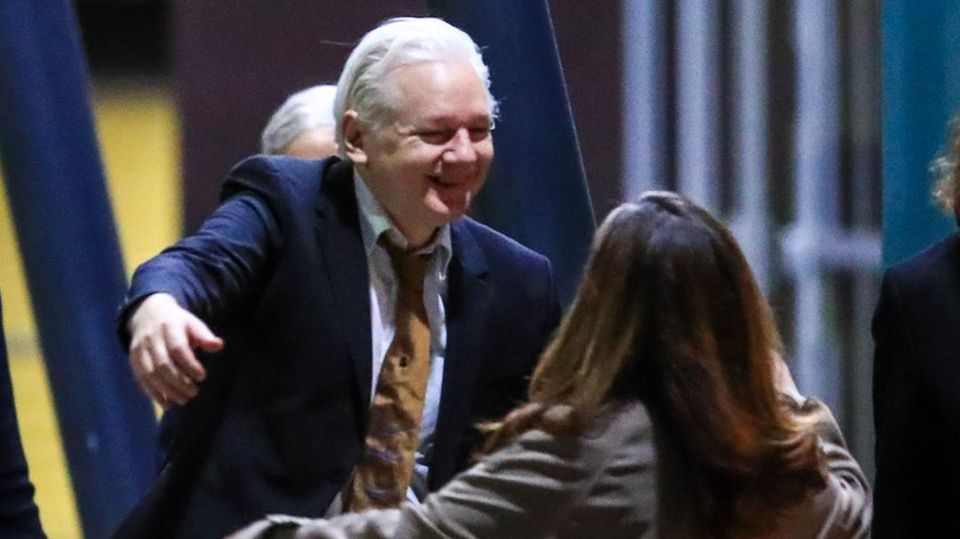 Unbändige Freude: Julian Assange trifft auf seine Frau Stella Unbändige Freude: Julian Assange trifft auf seine Frau Stella