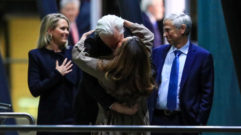 Julian Assange und Stella: erster Kuss in Freiheit Julian Assange und Stella: erster Kuss in Freiheit