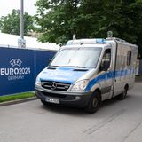 Bei einer Auseinandersetzung in der EM-Fanzone in Stuttgart sind drei Menschen verletzt worden. Ersten Erkenntnissen zufolge sei auch ein Messer eingesetzt worden, teilte die Polizei in der baden-württembergischen Landeshauptstadt in der Nacht zum Donnerstag mit. Ein 25 Jahre alter Tatverdächtiger wurde demnach festgenommen.  Die Auseinandersetzung ereignete sich den Angaben zufolge beim Public Viewing des Fußball-EM-Spiels Tschechien gegen die Türkei auf dem Schlossplatz. Die Verletzten seien in Krankenhäuser gebracht worden. Der Schlossplatz wurde den Angaben nach abgesperrt. Die Beamten teilten weiter mit, es gebe keine akute Gefährdungslage.