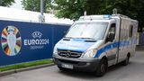 Bei einer Auseinandersetzung in der EM-Fanzone in Stuttgart sind drei Menschen verletzt worden. Ersten Erkenntnissen zufolge sei auch ein Messer eingesetzt worden, teilte die Polizei in der baden-württembergischen Landeshauptstadt in der Nacht zum Donnerstag mit. Ein 25 Jahre alter Tatverdächtiger wurde demnach festgenommen.  Die Auseinandersetzung ereignete sich den Angaben zufolge beim Public Viewing des Fußball-EM-Spiels Tschechien gegen die Türkei auf dem Schlossplatz. Die Verletzten seien in Krankenhäuser gebracht worden. Der Schlossplatz wurde den Angaben nach abgesperrt. Die Beamten teilten weiter mit, es gebe keine akute Gefährdungslage.