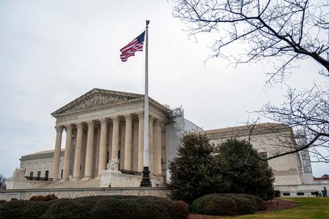 Eine US-Flagge steht vor dem Obersten Gerichtshof, dem Supreme Court
