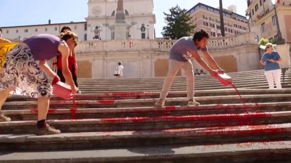 Aktivisten übergießen Spanische Treppe mit Kunstblut