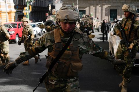 Soldaten versammeln sich in der Stadt La Paz, Boliviens Regierungssitz