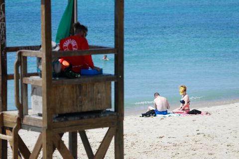 Ein Rettungsschwimmer beobachtet einen Strand von Palma