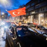 Nach dem Tod eines Fußgängers bei einem Unfall im Berliner Stadtteil Neukölln prüft die Polizei einen möglichen Zusammenhang mit einem Autokorso zur Fußballeuropameisterschaft. Der 67-Jährige überquerte am späten Dienstagabend die Hermannstraße und wurde dabei von einem Auto erfasst, teilte die Polizei am Donnerstag mit. Er erlag noch am Unfallort seinen schweren Verletzungen. Der 26-jährige Fahrer des Autos floh zunächst vom Tatort, stellte sich aber rund eineinhalb Stunden später der Polizei in einer Dienststelle. Ob er zuvor an einer "Jubelfeier" anlässlich der EM teilgenommen habe, werde noch ermittelt, hieß es von der Polizei.