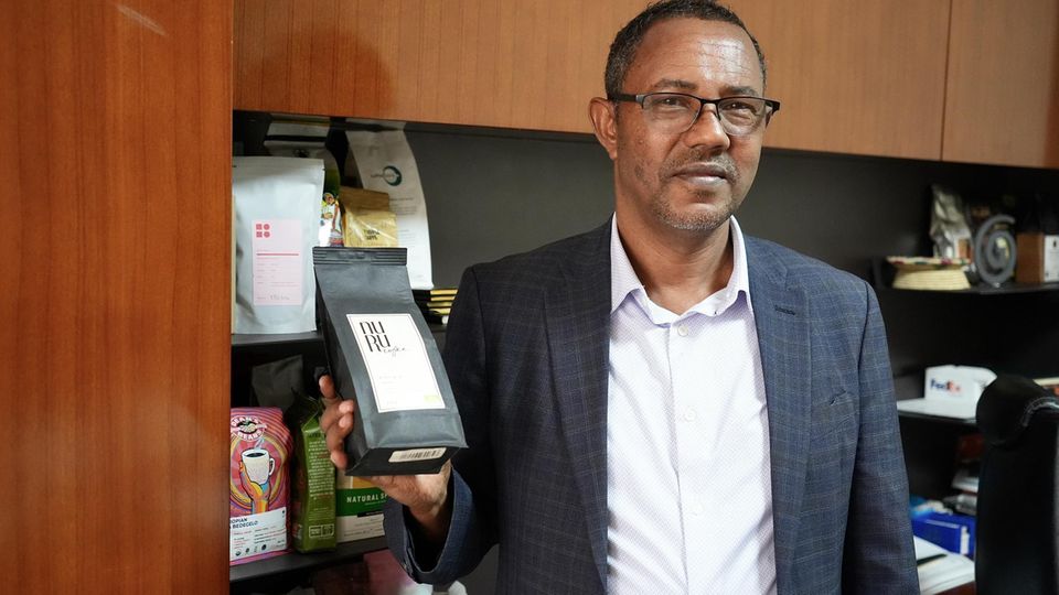 Tsegaye Anebo ist Direktor der Gewerkschaft der Kaffeebauern von Sidama. Er kritisiert die EU-Entwaldungsrichtlinie.