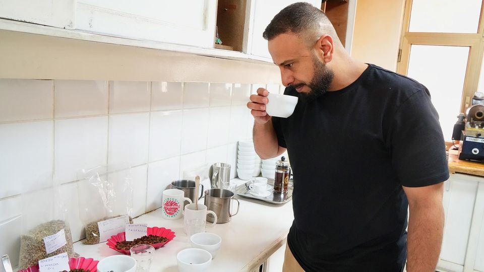 Kaffeehändler Walid Bagersh im Labor seiner Rösterei in Addis Abeba