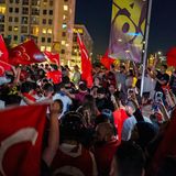 Auf dem Hofplein im Zentrum von Rotterdam: An einigen Stellen kommt der Verkehr aufgrund von Menschenansammlungen auf der Straße zum Erliegen. Über der Stadt sind auch Feuerwerke zu hören