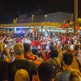 Auch am Plärrer in Nürnberg machen in der Spitze bis zu 1500 Personen Party. In die Jubelszenen mischt sich jedoch Augenzeugen zufolge vereinzelt das Zeigen des sogenannten Wolfsgrußes, eine Geste der nationalistisch rechtsextremen Grauen Wölfe