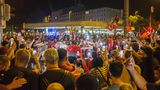 Auch am Plärrer in Nürnberg machen in der Spitze bis zu 1500 Personen Party. In die Jubelszenen mischt sich jedoch Augenzeugen zufolge vereinzelt das Zeigen des sogenannten Wolfsgrußes, eine Geste der nationalistisch rechtsextremen Grauen Wölfe