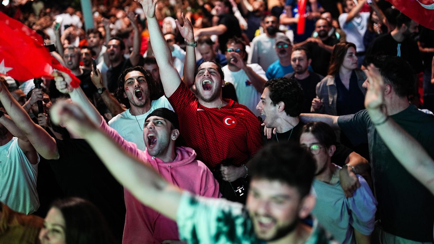 Bir, iki, üc – Türkiye" ("Eins, zwei, drei – Türkei") schallt es durch die Straßen von Istanbul. Fans in der größten türkischen Stadt machen die Siegesnacht zum Tag