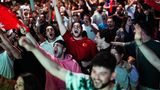 Bir, iki, üc – Türkiye" ("Eins, zwei, drei – Türkei") schallt es durch die Straßen von Istanbul. Fans in der größten türkischen Stadt machen die Siegesnacht zum Tag