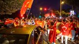 Fans der türkischen Mannschaft feiern nahe der Reeperbahn in Hamburg mit einem Autokorso den Sieg ihrer Mannschaft. Bis weit in die Nacht hinein war ihr Jubel zu hören