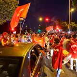 Fans der türkischen Mannschaft feiern nahe der Reeperbahn in Hamburg mit einem Autokorso den Sieg ihrer Mannschaft. Bis weit in die Nacht hinein war ihr Jubel zu hören