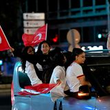 Natürlich rasten auch in der türkischen Hauptstadt Ankara alle Fußballbegeisterten aus, Autokorso inklusive