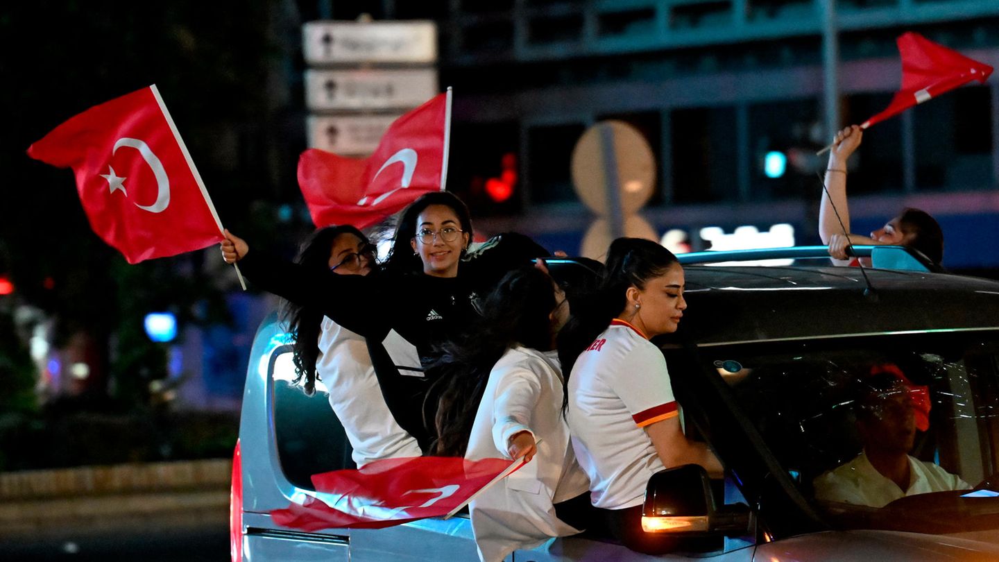 Natürlich rasten auch in der türkischen Hauptstadt Ankara alle Fußballbegeisterten aus, Autokorso inklusive