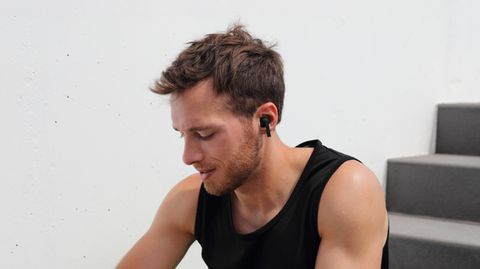 Deals der Woche: Mann mit Sonnenbrille trägt In-Ear Bluetooth Kopfhörer