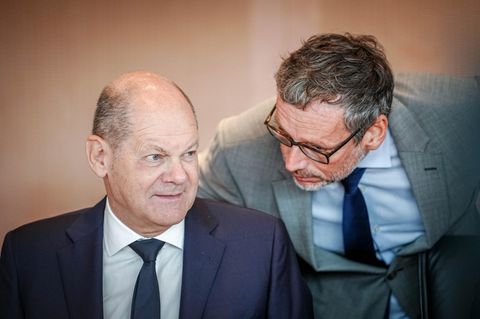 Jens Plötner beugt sich zu Olaf Scholz und redet eventuell mit ihm über Afghanistan