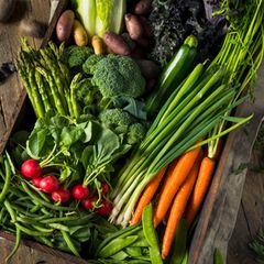 Eine Holzkiste mit Gemüse