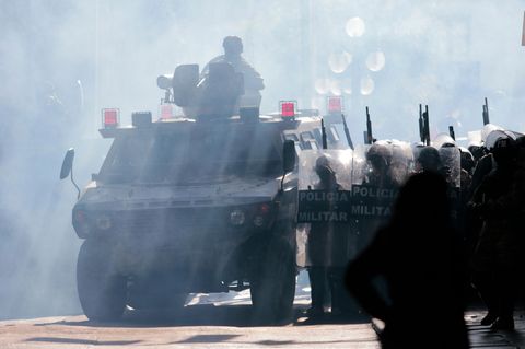 Militär vor dem Sitz der Regierung in La Paz am 26. Juni