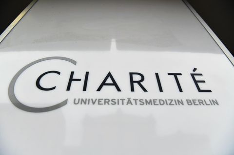 Ein Schild mit der Aufschrift Charité ist vor dem Charité-Klinikum zu sehen