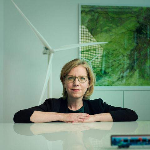 Österreichische Umweltministerin Leonore Gewessler an ihrem Schreibtisch