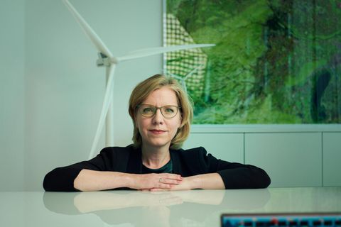 Österreichische Umweltministerin Leonore Gewessler an ihrem Schreibtisch