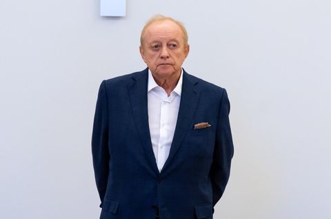 Alfons Schuhbeck steht vor Prozessbeginn als Angeklagter im Gerichtssaal im Landgericht München I (Archivfoto)
