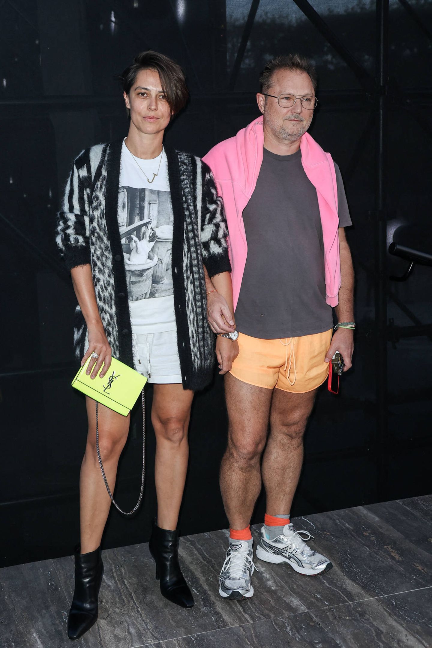 Mag es kurz und bündig: Der Modefotograf Jürgen Teller, hier mit Ehefrau Dovile Drizyte, trägt am liebsten schnittige Sporthosen. Sein Motto: "Was nützen Shorts, wenn sie nicht kurz sind?" Recht hat er