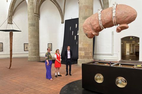 Die Kunstverantwortlichen und der CDU-Politiker inmitten der Ausstellung.