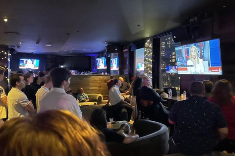 Die Bar 230 5th Avenue – hier verfolgen vor allem demokratische Anhänger den Auftritt von Joe Biden