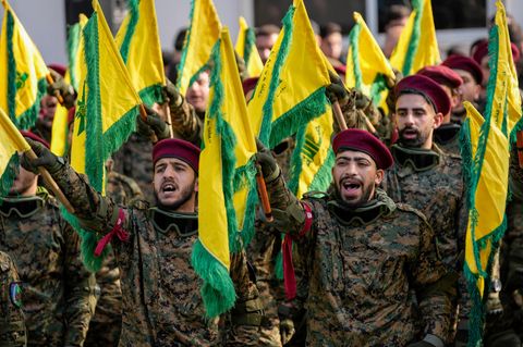 Israel: Kämpfer der Hisbollah-Miliz marschieren mit Fahnen