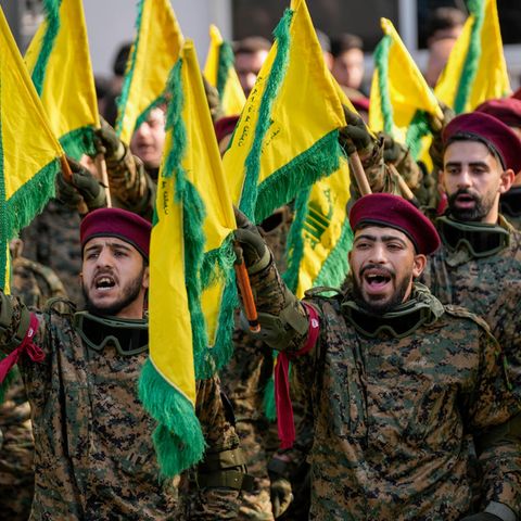 Israel: Kämpfer der Hisbollah-Miliz marschieren mit Fahnen