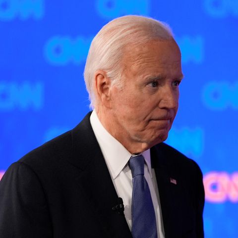 Joe Biden nach dem TV-Duell, das Gesicht halb im Schatten
