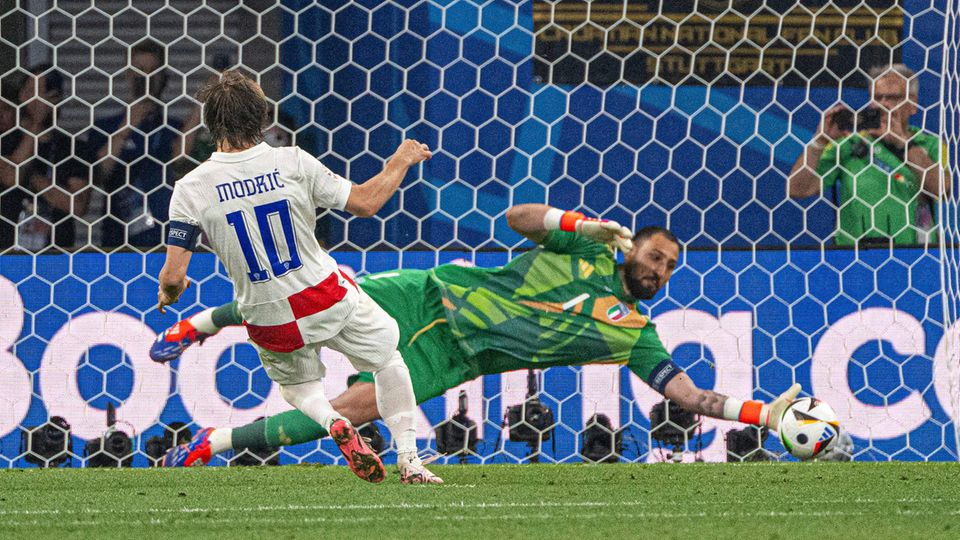 Großes Drama in der Vorrunde der EM: Der Kroate Luka Modrić scheitert im Elfmeterduell an Italiens Schlussmann Gianluigi Donnarumma   