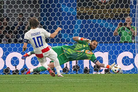 Großes Drama in der Vorrunde der EM: Der Kroate Luka Modrić scheitert im Elfmeterduell an Italiens Schlussmann Gianluigi Donnarumma   