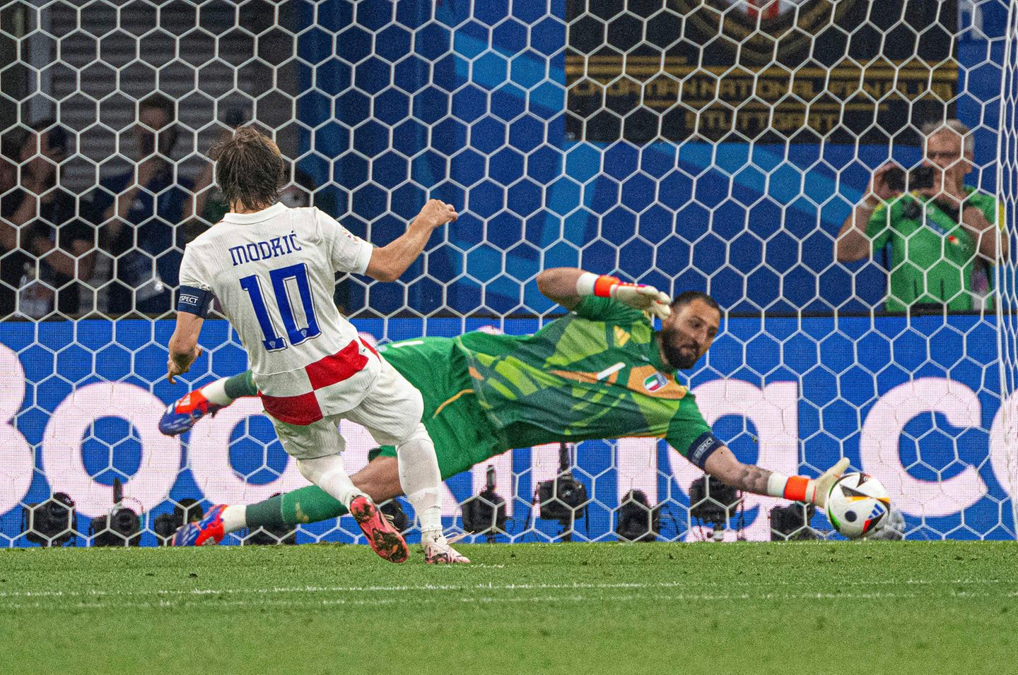Großes Drama in der Vorrunde der EM: Der Kroate Luka Modrić scheitert im Elfmeterduell an Italiens Schlussmann Gianluigi Donnarumma   