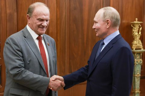 Russlands Präsident Putin und der Vorsitzende der Kommunistischen Partei Russlands, Sjuganow, geben sich die Hand