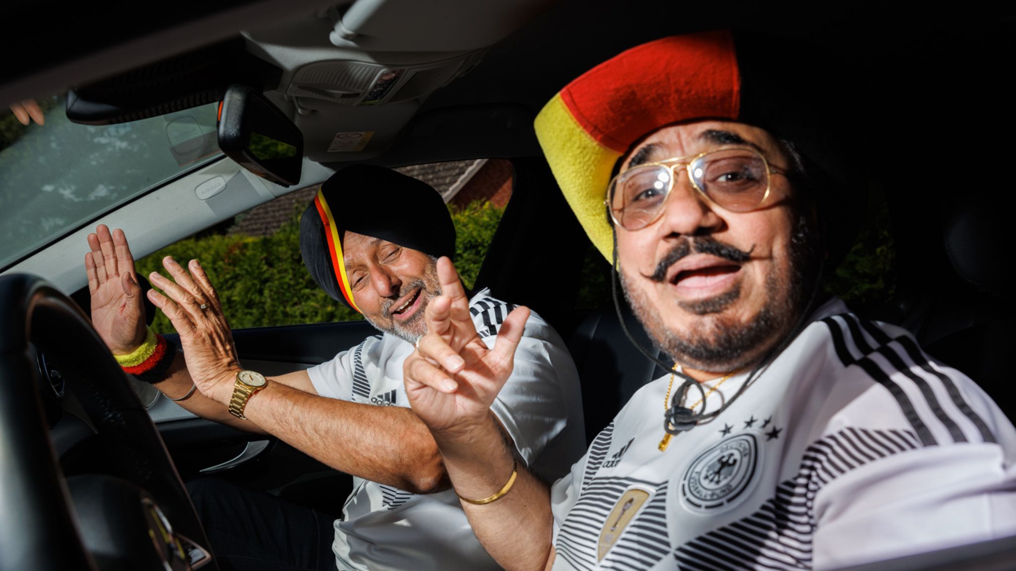 Indischstämmige Taxifahrer Lovely und Monty in ihrem Wagen